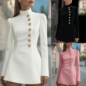 Elegante vestido ajustado con cuello alto y botones dorados de adorno