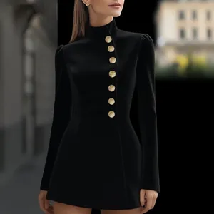 Detalle de un elegante vestido negro de manga larga con botones dorados y cuello alto