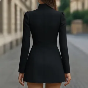 Vista trasera detallada de un elegante vestido corto negro ajustado con manga larga y cuello alto