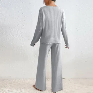 Vista trasera de un conjunto de punto acanalado gris con top de manga larga y pantalón ancho.