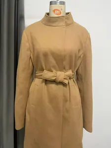 Dettaglio di un cappotto in lana cammello con collo alto e cintura a fiocco elegante
