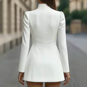 Vista trasera de un elegante vestido blazer blanco de manga larga con un corte ajustado