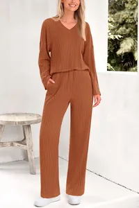 Elegante conjunto de dos piezas de punto de canalé marrón óxido con cuello V y pantalón
