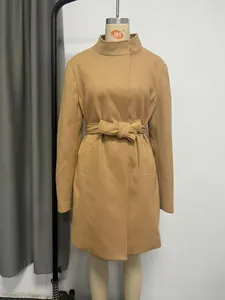 Dettaglio del cappotto vintage in lana cammello con collo alto e cintura con fiocco