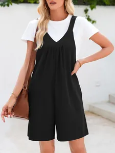 Combinaison noire chic pour femme avec col en V, idéale pour un style d'été élégant