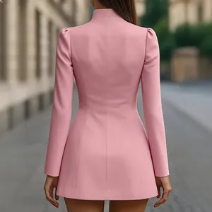 Elegante vestido corto rosa ajustado con manga larga y cuello alto vista posterior