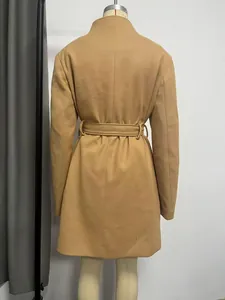 Dettaglio posteriore di un cappotto di lana cammello classico con cintura in vita abbinata