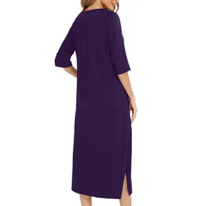 Vista posteriore di una camicia da notte da donna viola scuro con maniche a tre quarti