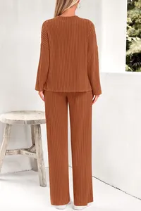 Vista trasera de un conjunto de punto acanalado para mujer con pantalones anchos