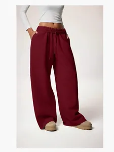 Pantalones de chándal granates de pierna ancha con cordón en la cintura usados por una modelo