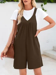 Combinaison sans manches col en V marron élégante pour femme dans une tenue d'été tendance