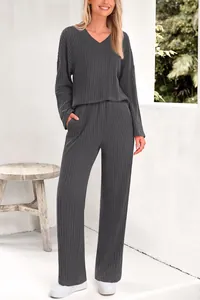 Primer plano del conjunto de punto acanalado gris para mujer con cuello en V y pantalón recto