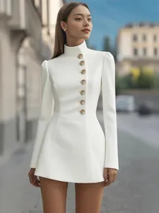 Elegante vestido blanco de manga larga con cuello alto y botones dorados decorativos
