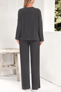 Vista posterior de un conjunto de punto acanalado gris para mujer con top y pantalón largo