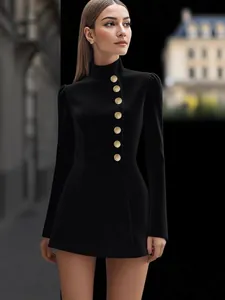 Elegante vestido corto negro de manga larga con cuello alto y botones dorados decorativos