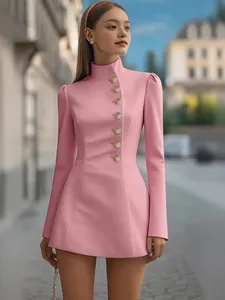 Elegante vestido corto rosa ajustado con cuello mandarín y botones dorados para mujer