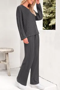 Elegante conjunto de dos piezas de punto acanalado gris con top de cuello en V y pantalón recto