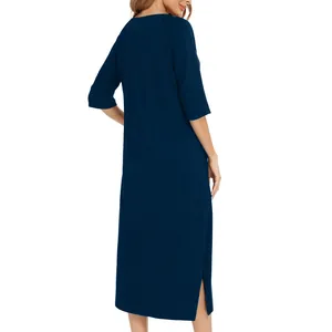 Vista posteriore di un abito premaman blu navy a maniche a 3/4 con dettaglio spacco laterale.