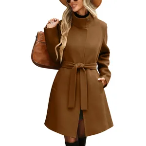 Elegante cappotto di lana marrone con collo alto e cintura in vita per donne moderne