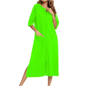 Dettaglio ravvicinato di una camicia da notte premaman neon verde con cerniera frontale