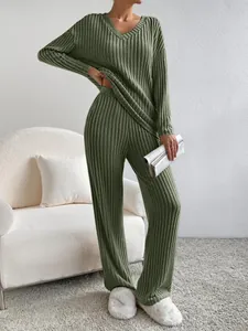 Conjunto de dos piezas de punto de canalé verde oliva con top de cuello en V y pantalones