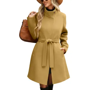 Dettaglio di un cappotto vintage in lana color cammello con collo alto e cintura da donna.