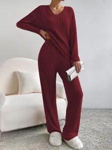 Conjunto de punto acanalado burdeos para mujer con top de cuello en V y pantalón recto