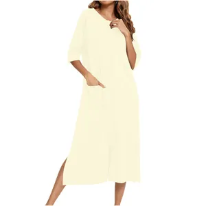 Comoda camicia da notte per allattamento color crema con zip frontale.