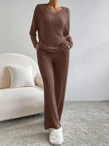 Conjunto de dos piezas de punto acanalado marrón para mujer con cuello en V y pantalón
