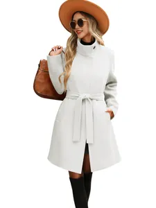 Elegante cappotto di lana bianco retrò con collo alto e cintura in vita per donna