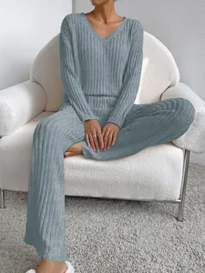Detalle de un conjunto de punto acanalado azul claro para mujer con cuello en V