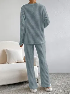 Vista trasera de elegante conjunto de punto acanalado para mujer y pantalón recto