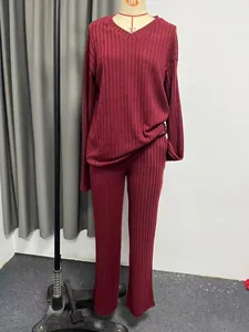 Conjunto de dos piezas de punto acanalado burdeos con cuello en V y pantalón recto