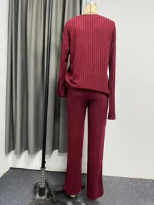 Vista trasera detallada de un conjunto de punto acanalado burdeos para mujer en maniquí