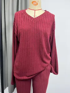 Detalle del conjunto de punto granate para mujer con cuello en V y pantalón recto.