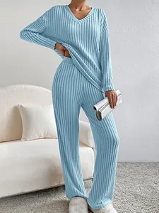 Elegante conjunto de dos piezas de punto acanalado azul con pantalón de pierna recta