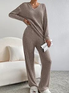 Elegante conjunto de dos piezas de punto acanalado para mujer con cuello en V y pantalón