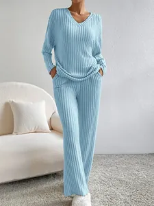 Elegante conjunto de dos piezas de punto acanalado azul claro para mujer con cuello V