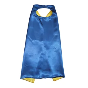 Vista detallada de la capa de satén azul y amarillo de doble capa para cosplay