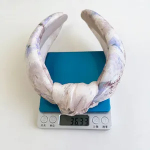 Λεπτομέρεια επενδεδυμένης στέκας tie-dye βάρους 36,33g σε ψηφιακή ζυγαριά για αξεσουάρ