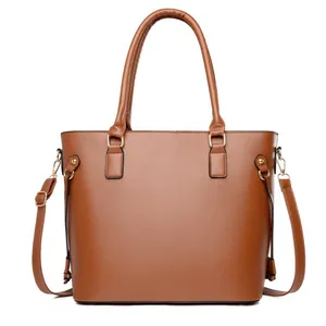 Vue frontale d'un grand sac cabas marron minimaliste avec une bandoulière réglable