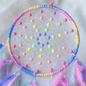 Handgemaakte regenboog dromenvanger met pastelkleurige kralen en veren wanddecor