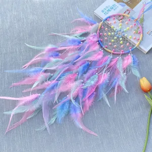 Kleurrijke handgemaakte dromenvanger met veren en regenboog kralen wanddecor