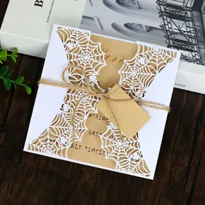 Detaillierte Nahaufnahme der lasergeschnittenen Spinnennetz-Einladung mit Kraftpapier