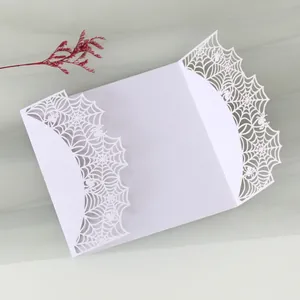 Elegante weiße lasergeschnittene Spinnennetz-Einladungskarte für Halloween oder Gothic-Events