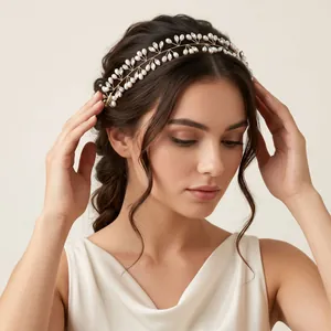 Fascia per capelli a foglia d'oro con perle e cristalli per acconciature da sposa.