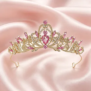 Detailansicht der goldenen Barock-Tiara mit rosa Kristallen auf rosa Seidenstoff