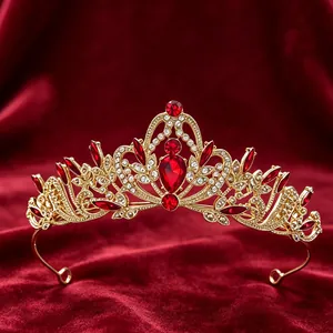 Detailansicht einer barocken goldenen Krone mit luxuriösen roten Edelsteinen verziert.