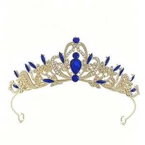 Elegantes goldenes Barock-Tiara mit aufwendigen Schnörkeln und saphirblauen Kristallen