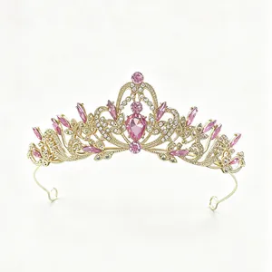 Detailaufnahme der luxuriösen goldenen Barock-Tiara mit funkelnden rosa Kristallen